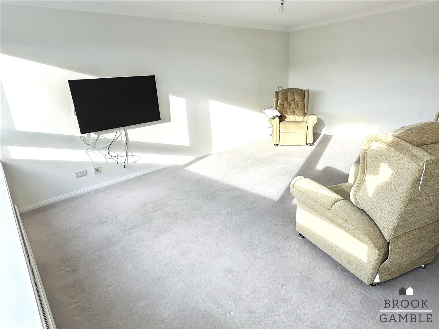 2 Bedroom Flat - Purpose Built. Compton Place Road in Eastbourne,  12